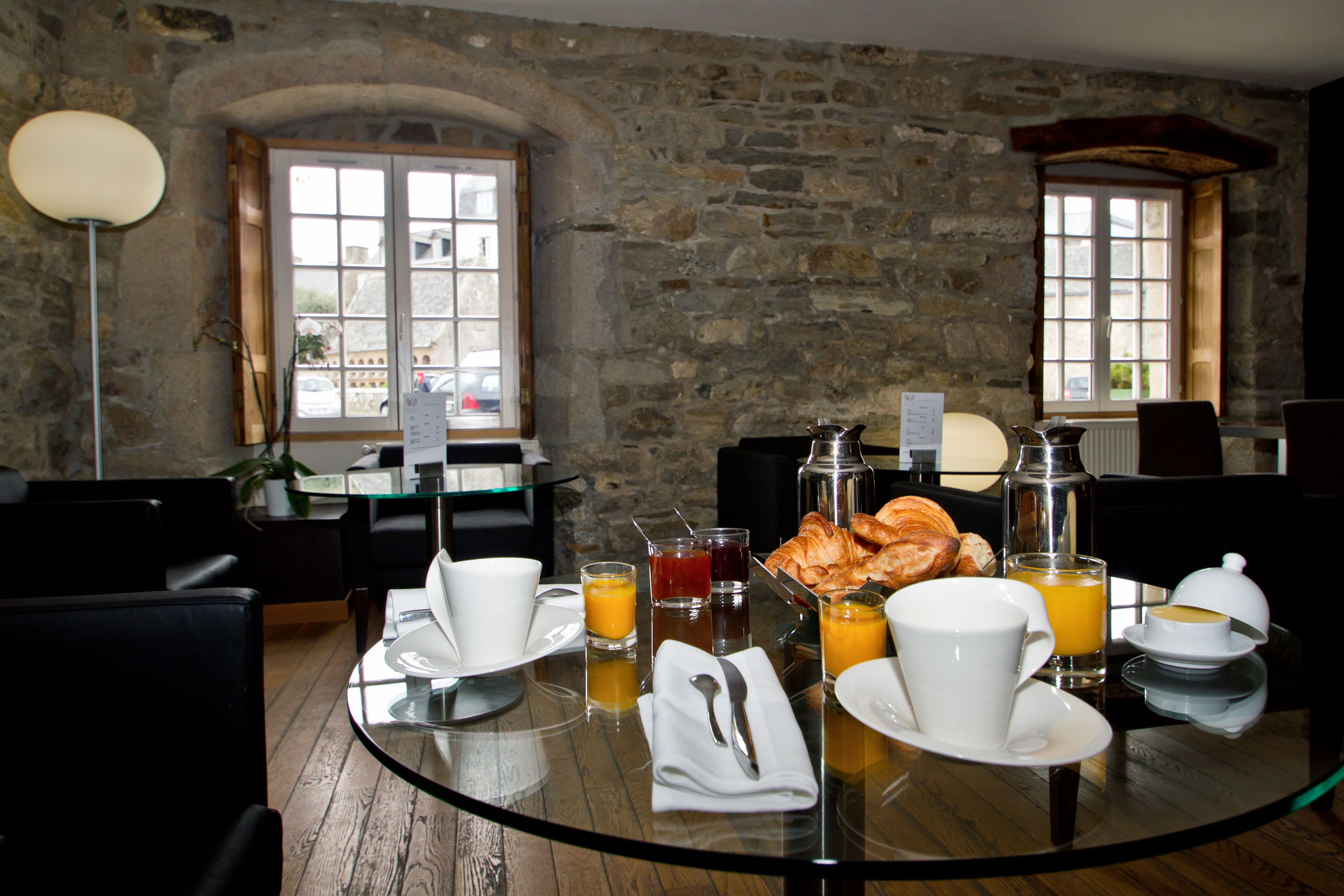 Daily continental breakfast (EUR 18 per person)
