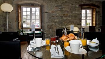 ๋งค์ผ ์ ๋ฝ์ ์์นจ ์์ฌ(1์ธ๋น EUR 18)