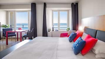 Junior suite, uitzicht op zee | Luxe beddengoed, bedden met traagschuimmatrassen, een kluis op de kamer