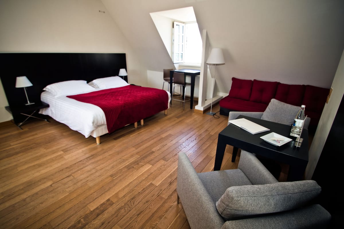 Superior tweepersoonskamer, gedeeltelijk uitzicht op zee | Luxe beddengoed, bedden met traagschuimmatras, een kluis op de kamer