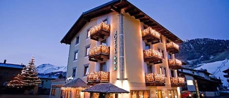 Facciata della struttura - sera/notte