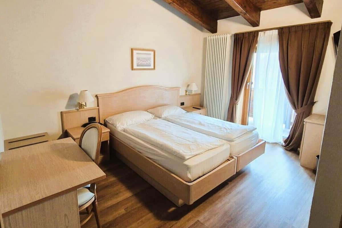 Chambre Double Classique | Couette en duvet d'oie, minibar, coffres-forts dans les chambres, bureau
