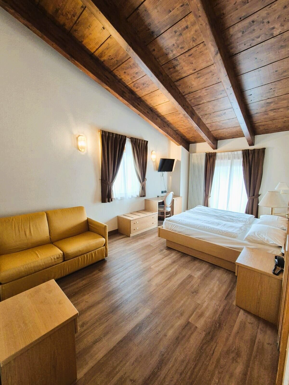 triple room | down duvets, minibar, in-room safe, desk