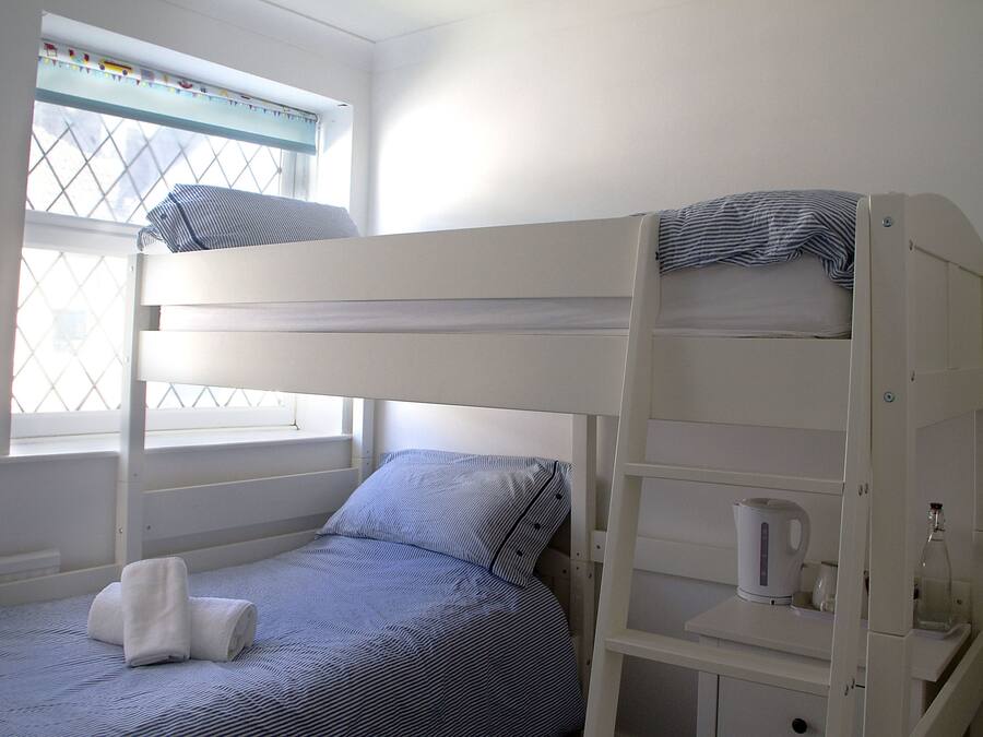 3 bedrooms, WiFi (free), bed sheets