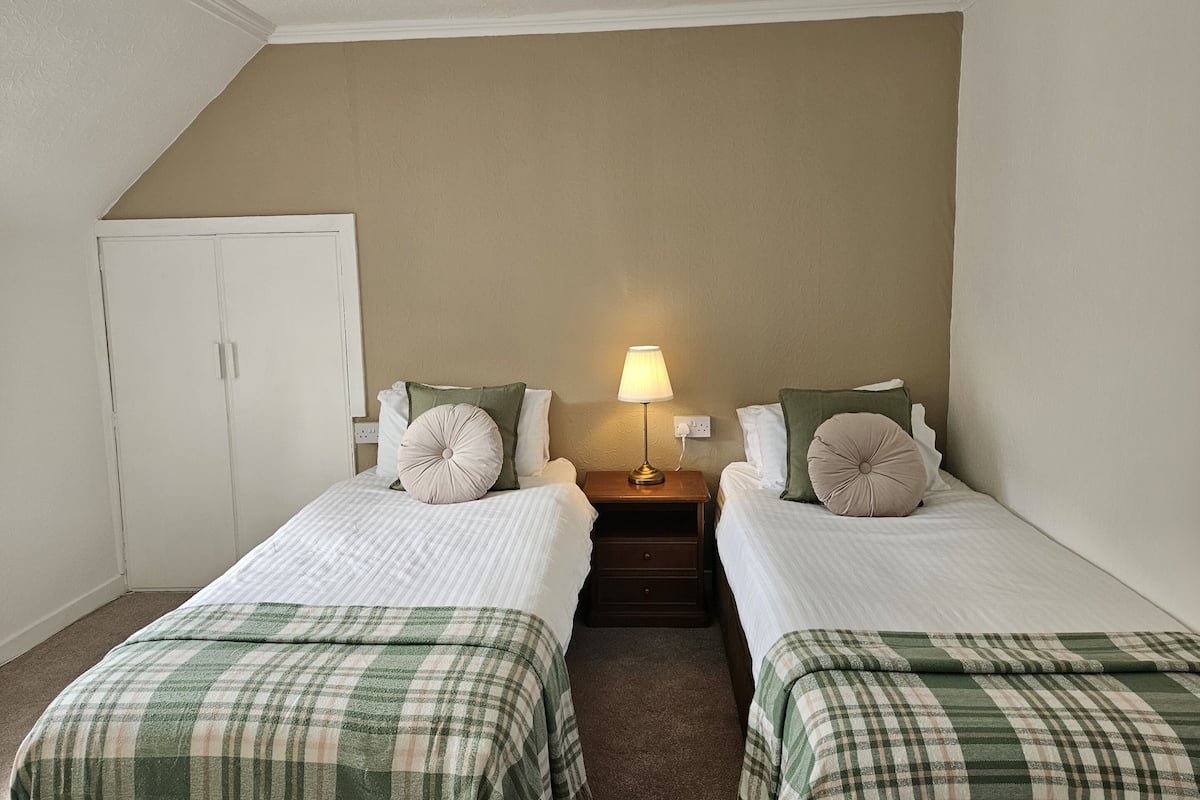 Economy Twin Room, Ensuite