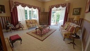 Lobby sitting area - Foxgloves Bed and Breakfast (Waingaro)