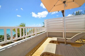 Premium studio, 1 queensize bed, terras, uitzicht op zee | Een kluis op de kamer, individueel gedecoreerd, individueel gemeubileerd