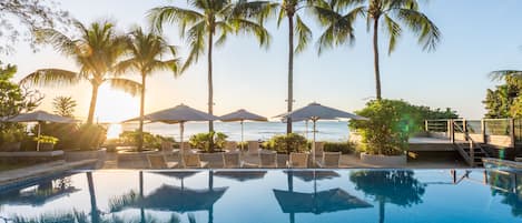 Piscine extérieure, parasols de plage, chaises longues