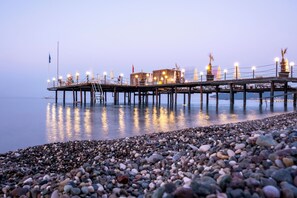 Privatstrand, Liegestühle, Sonnenschirme, Strandtücher