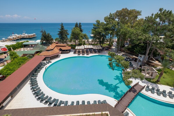 Una gran piscina al aire libre con tumbonas y vista al mar.