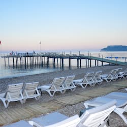 Praia particular, espreguiçadeiras, guarda-sóis, toalhas de praia