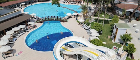 Piscine couverte, 2 piscines extérieures, parasols de plage