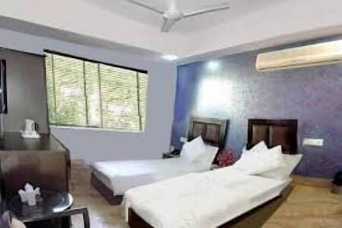 Habitación Deluxe con 1 cama doble o 2 individuales | Minibar, escritorio, tabla de planchar con plancha y camas supletorias