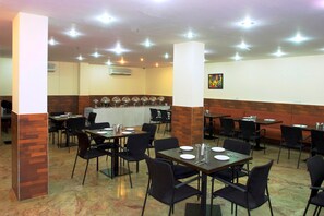 บริการอาหารเช้า อาหารกลางวัน และอาหารเย็น