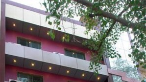 Minibar, una scrivania, ferro/asse da stiro