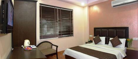 Deluxe Double or Twin Room | Minibar, individually furnished, desk, iron/ironing board