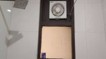 Superior Room | Bathroom | Shower, rainfall showerhead, free toiletries, hair dryer