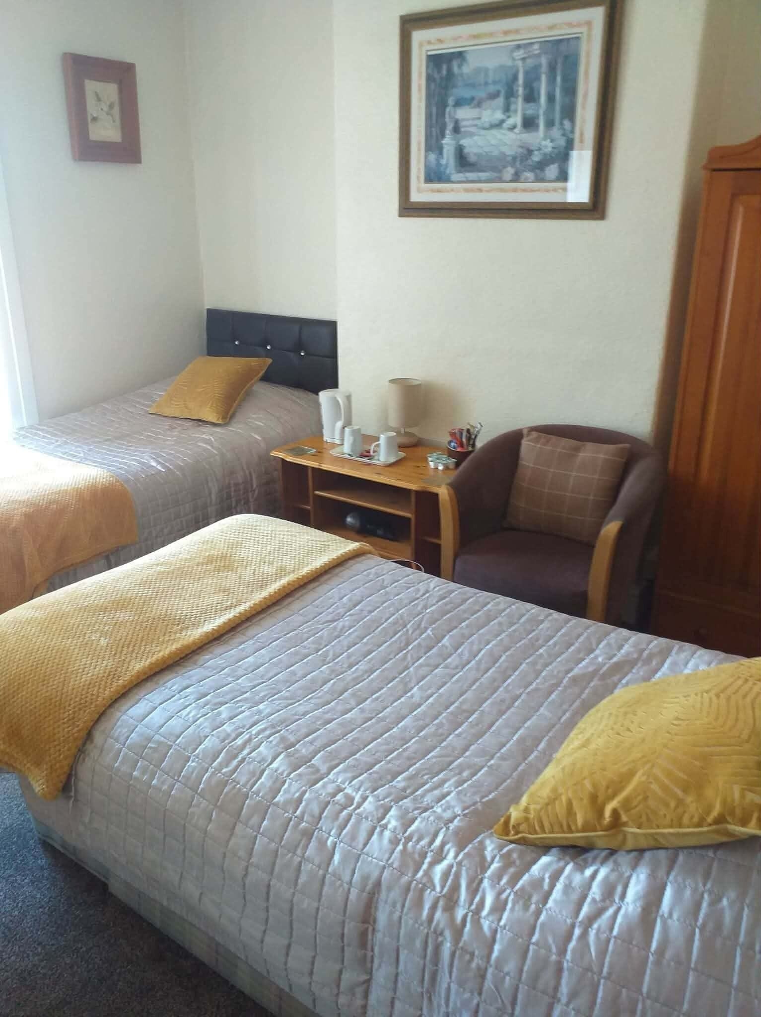 Habitación con 2 camas individuales, baño privado ((Separate))