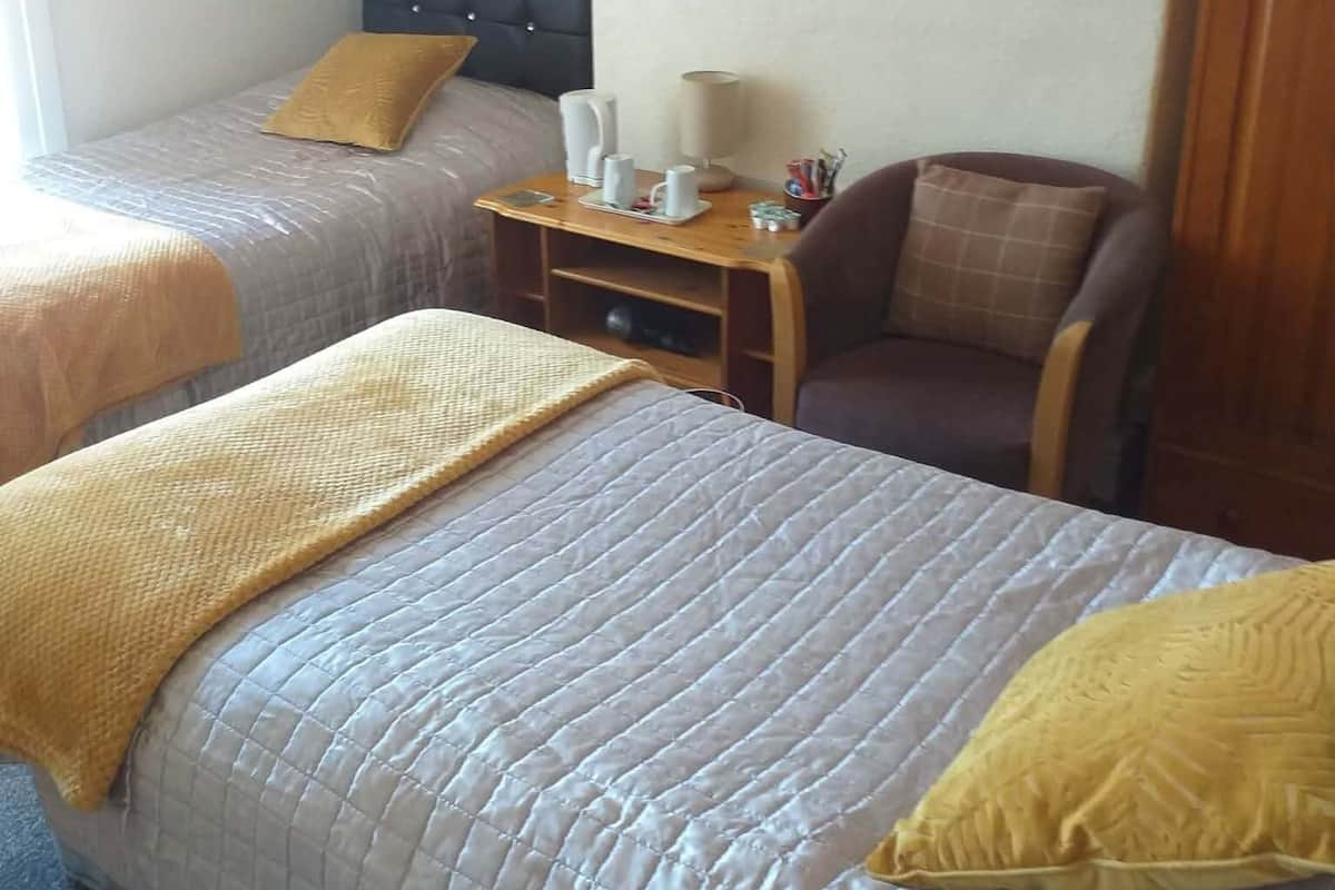 Habitación con 2 camas individuales, baño privado ((Separate))