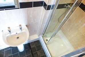 Suite, Ensuite | Bathroom - Addenro Serviced Rooms (Southampton)