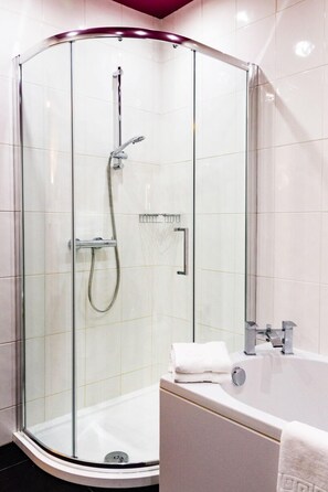 Departamento, baño en la habitación, vista al jardín | Baño | Amenidades de baño de diseñador, secadora de cabello, toallas, jabón 
