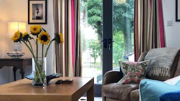 Apartment, Ensuite, Garden View | Lounge