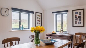 Leilighet, eget bad, hageutsikt | Spiseområde