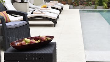 สระว่ายน้ำกลางแจ้งเปิดตามฤดูกาล, ร่มริมสระว่ายน้ำ, เก้าอี้อาบแดดริมสระ