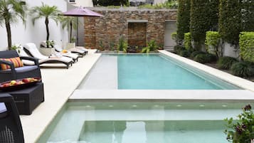 สระว่ายน้ำกลางแจ้งเปิดตามฤดูกาล, ร่มริมสระว่ายน้ำ, เก้าอี้อาบแดดริมสระ