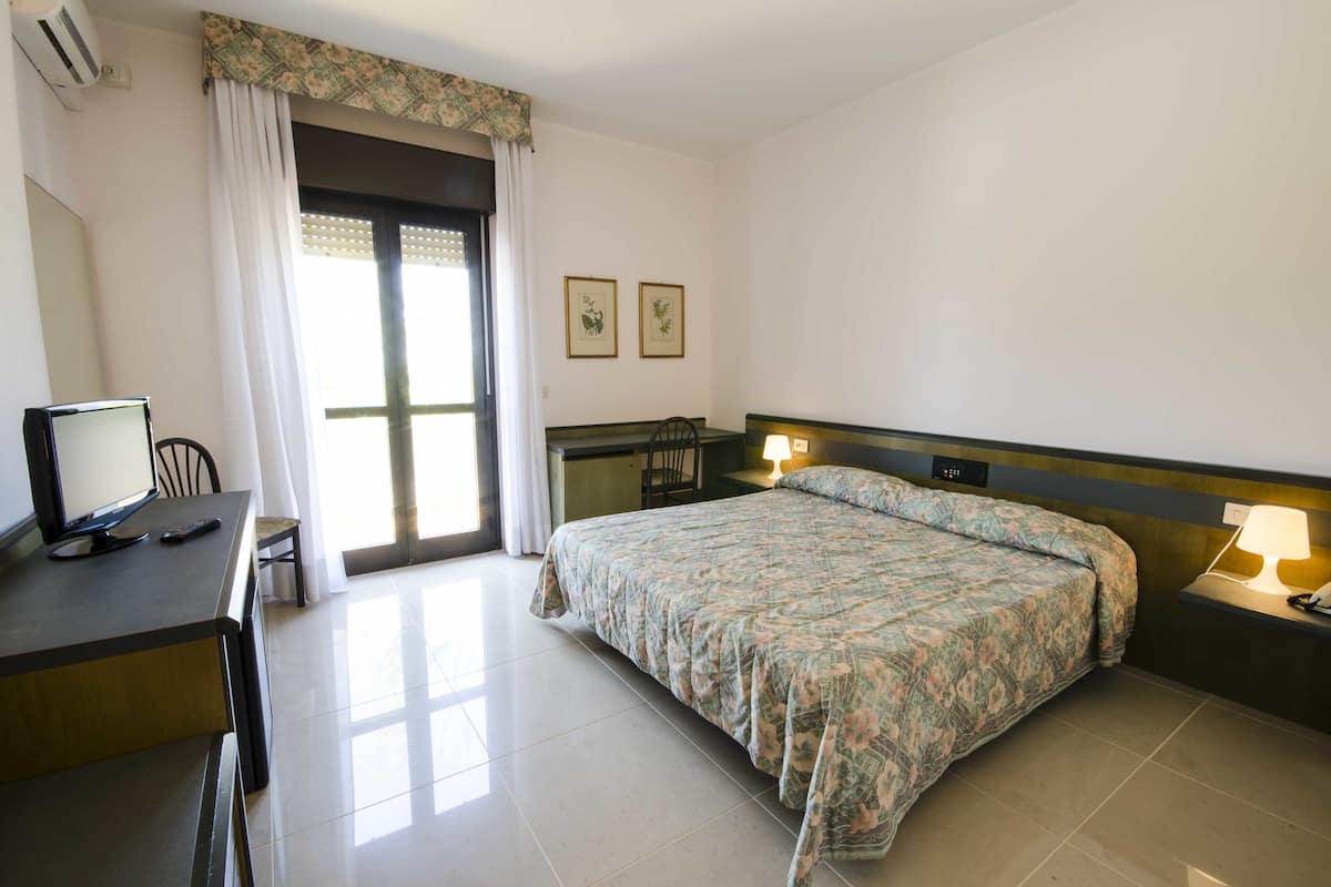 Habitación cuádruple Confort, vista al resort | Caja de seguridad en la habitación, escritorio y wifi gratis