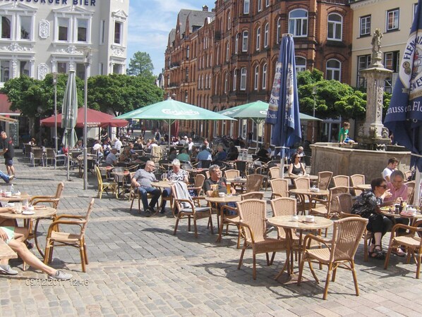 Serveert ontbijt en diner, uitzicht op de tuin