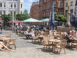 Se sirven desayunos y cenas, con vista al jardín 