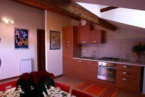 Réfrigérateur, plaque de cuisson, lave-vaisselle, machine à expresso