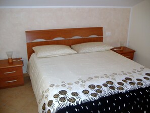 Chambre Triple Deluxe | Literie de qualité supérieure, matelas Select Comfort, minibar