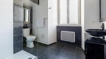 Chambre Quadruple, salle de bains attenante, vue jardin (Armany) | Salle de bain