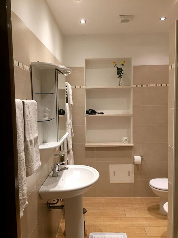 Quadruple Room | Bathroom | Shower, rainfall showerhead, free toiletries, hair dryer - Cà Vecia (Gargnano)