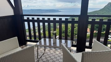 Premium bedding, pillow-top beds, minibar, free WiFi