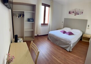 Premium bedding, pillowtop beds, minibar, free WiFi