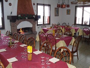 Breakfast, lunch, dinner served; garden views - Cà Vecia (Gargnano)