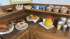 A breakfast buffet with pastries, fruits, and beverages. - Cà Vecia (Gargnano)