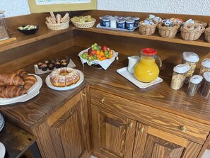 Petit déjeuner, déjeuner et dîner servis sur place