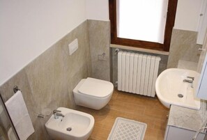 Panoramic Double Room, Lake View | Bathroom | Shower, rainfall showerhead, free toiletries, hair dryer - Cà Vecia (Gargnano)