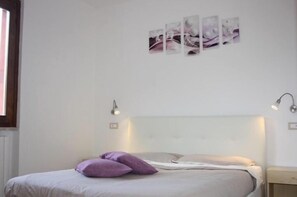 Classic Double Room, Lake View | Premium bedding, pillowtop beds, minibar, free WiFi - Cà Vecia (Gargnano)