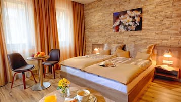 Quarto casal standard | Camas Select Comfort, cofres nos quartos, escrivaninha