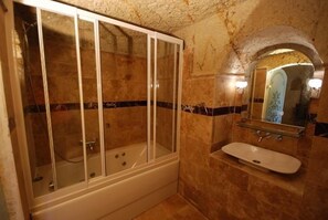 분사식 욕조, 레인폴 샤워기, 고급 세면용품, 헤어드라이어