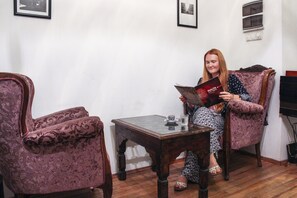 Lobby sitting area - Chambers Of The Boheme - Hostel (Istanbul)