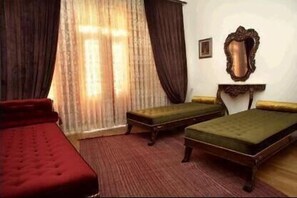 In-room safe, free WiFi, bed sheets
