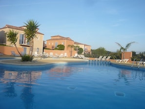 Outdoor pool, pool loungers - Residence Village d'Oc (Béziers)