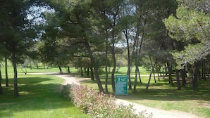 Un campo da golf con un cartello che indica che è un percorso a 9 buche.