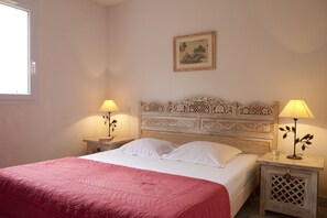 1 habitación, insonorización, tabla de planchar con plancha y cunas